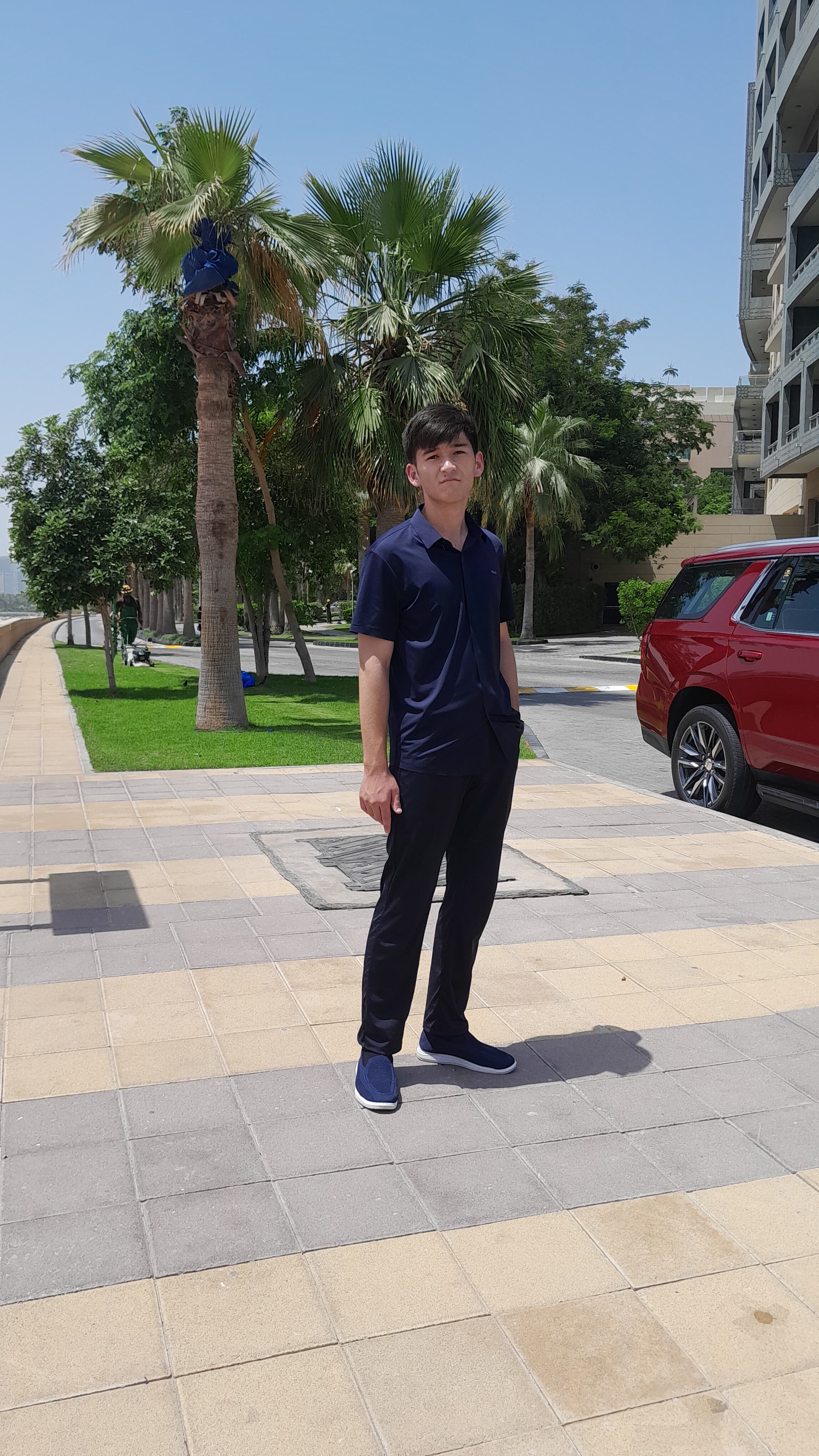 Xamidov uz, Xamidov Mardonbek, Mardonbek Khamidov's full-body portrait taken in 2025 in Dubai